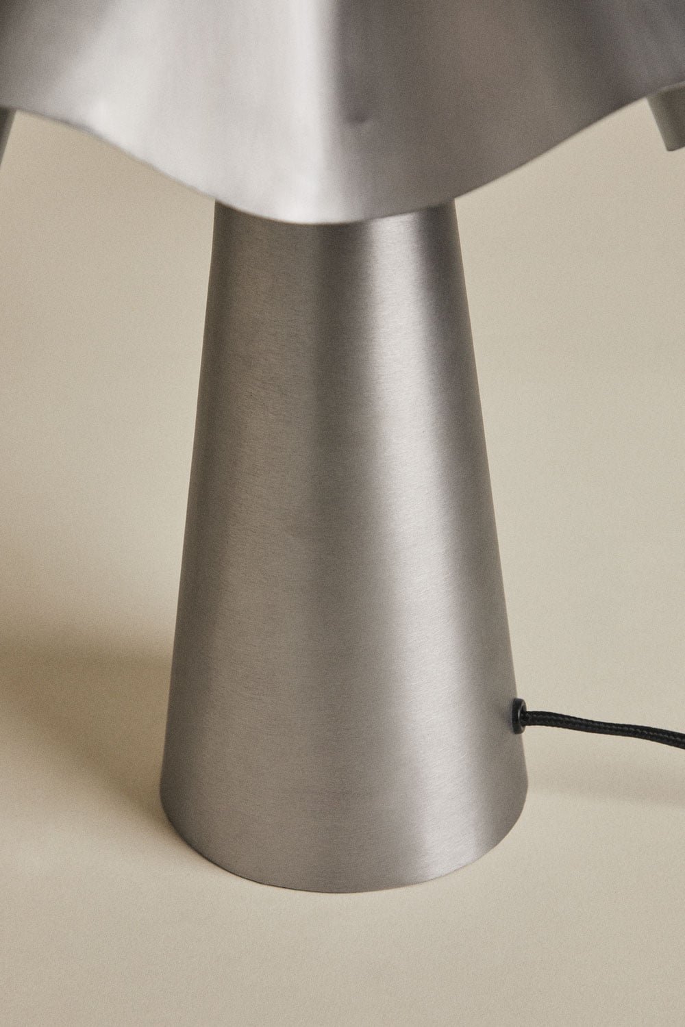 VANTA — Sculptural Table Lamp